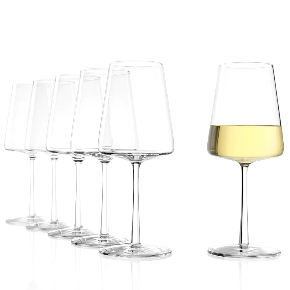Seks klare POWER White Wine vinglass 400 ml fra Stölzle Lausits er stilt opp på rekke; det fremste høyre glasset er fylt med hvitvin, mens de fem andre er tomme.