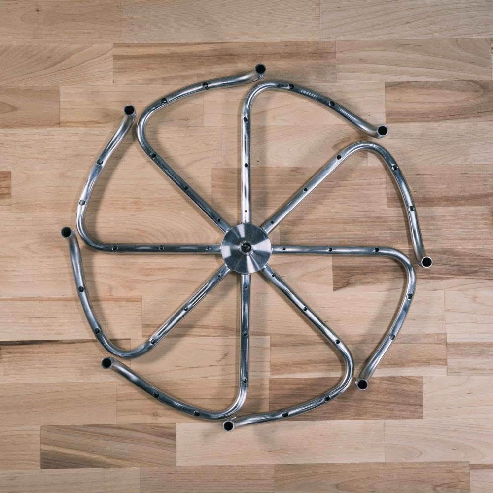 Ss Brewtech Manifold | Mash Re-Circulation for 75L+ vannkokere, laget av 304 rustfritt stål med en diameter på 39 cm og seks buede eiker, ligger flatt på en overflate av tre.