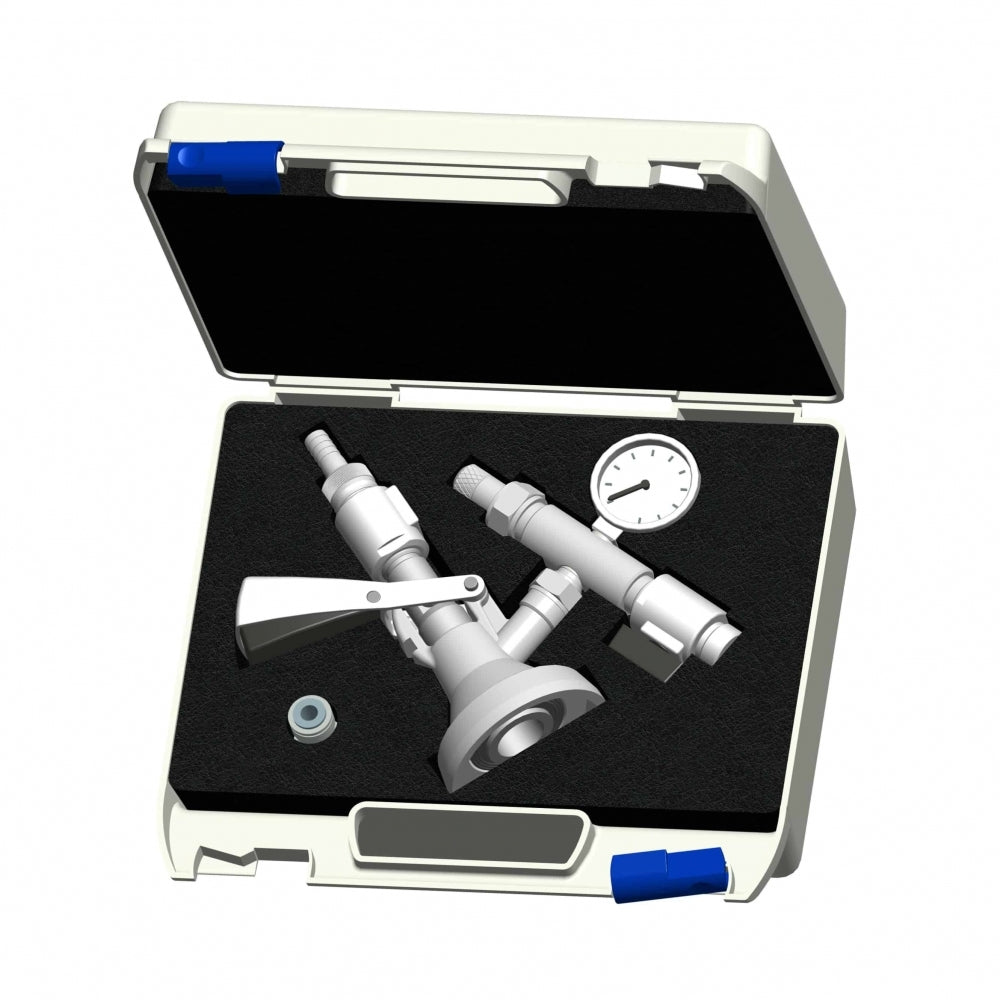 PolyKeg Manual Filling Kit - G-kobling fra PolyKeg inkluderer en hard plastkoffert med trykkmåler, metallventilenhet og liten fitting, alt beskyttet i spesialtilpasset skum.