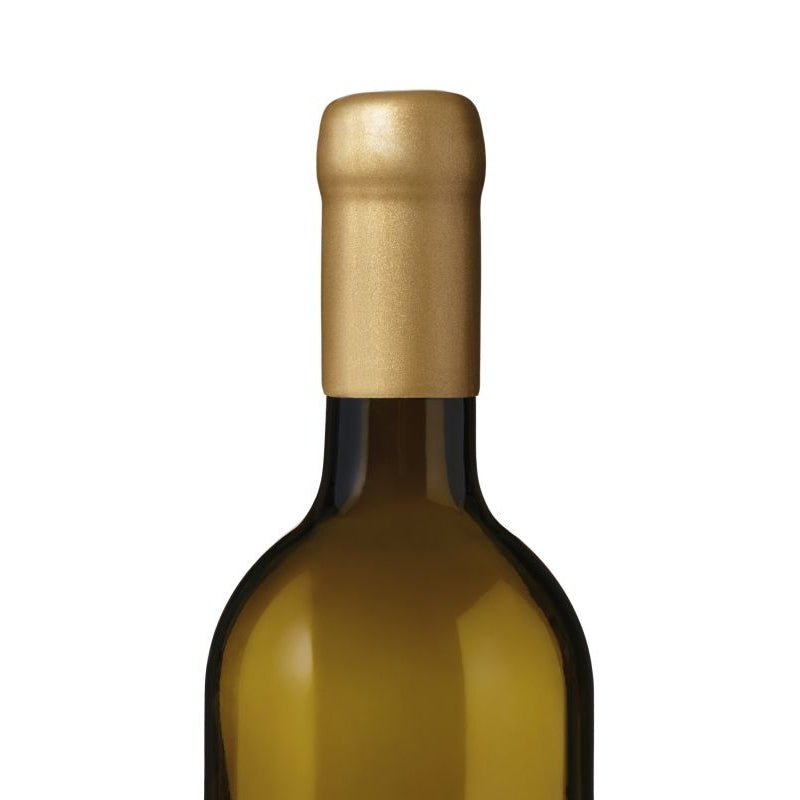 Nærbilde av halsen og skuldrene på en vinflaske forseglet med Sincera Sistemi flaskevoks 100g - Gold GD001, mot en hvit bakgrunn.