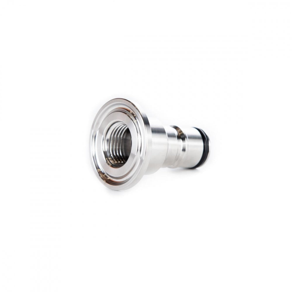 Brewtools Ball Lock Adapter, Væske, 34 mm Tri-Clamp er en kobling i rustfritt stål med gjenget innside og O-ringer i gummi, kompatibel med Tri-clamp koblingen, vist mot en hvit bakgrunn.