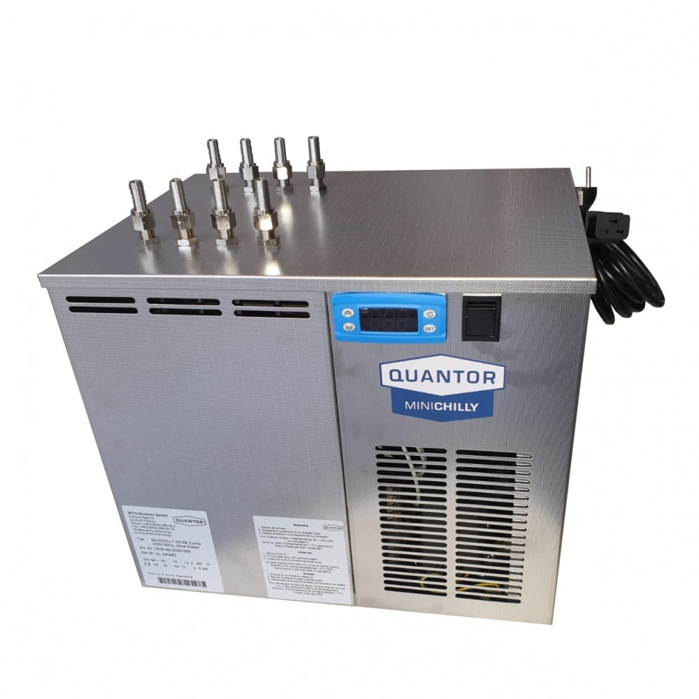 Quantor MiniChilly 03 SB Compatible Glykolkjøler 260W (3/8HP) har design i rustfritt stål, digitalt display, ventilasjonsåpninger, flere metalluttak på toppen med etiketter og en strømledning på høyre side - perfekt temperaturkontroll for hjemmebryggere.
