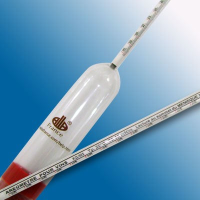 Nærbilde av Alla France Hydrometer Final Gravity 1.000-1.030 plassert i et testrør, med synlige målemarkeringer, som brukes til å bestemme alkoholinnholdet i vin.