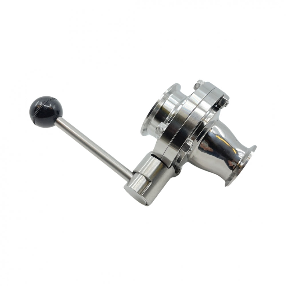 Brewshop 2" Triclamp til 1,5" Tri-Clamp Butterfly ventil er laget av 304 rustfritt stål og har en spak med svart håndtak for industriell væskestyring.