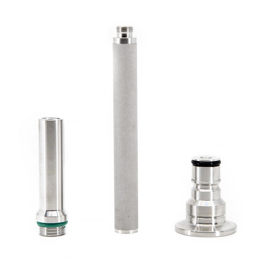 Tre karboneringssteiner i rustfritt stål for Brewtools Unitanks står oppreist mot en hvit bakgrunn, kompatible med Karboneringskit 34 mm Tri-Clamp og kulelåsadapter.