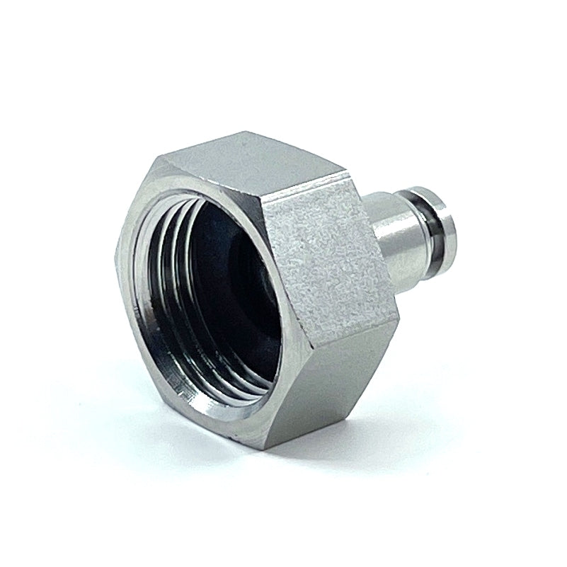 Nærbilde av Project Brew Overgang F 5/8" BSP - 3/16" slangeadapter, laget av slitesterkt rustfritt stål, med sekskantet design og gjenget innside - perfekt for KeyKeg-fettkobling eller ølslangekobling.