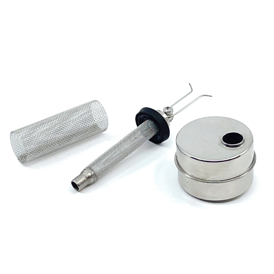 Tre metallkomponenter - FLOTit 2.0 Max Headroom Gas Dip Tube, et sylindrisk nettingfilter og en rund Cornelius-beholder - fra Homebrewer LAB, alt mot en hvit bakgrunn.