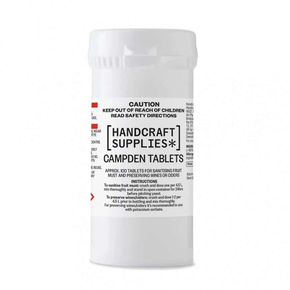 En hvit plastbeholder merket Handcraft Supplies Campden tabletter 100stk for vinproduksjon inneholder natriummetabisulfitt og inneholder advarsler og bruksanvisninger.