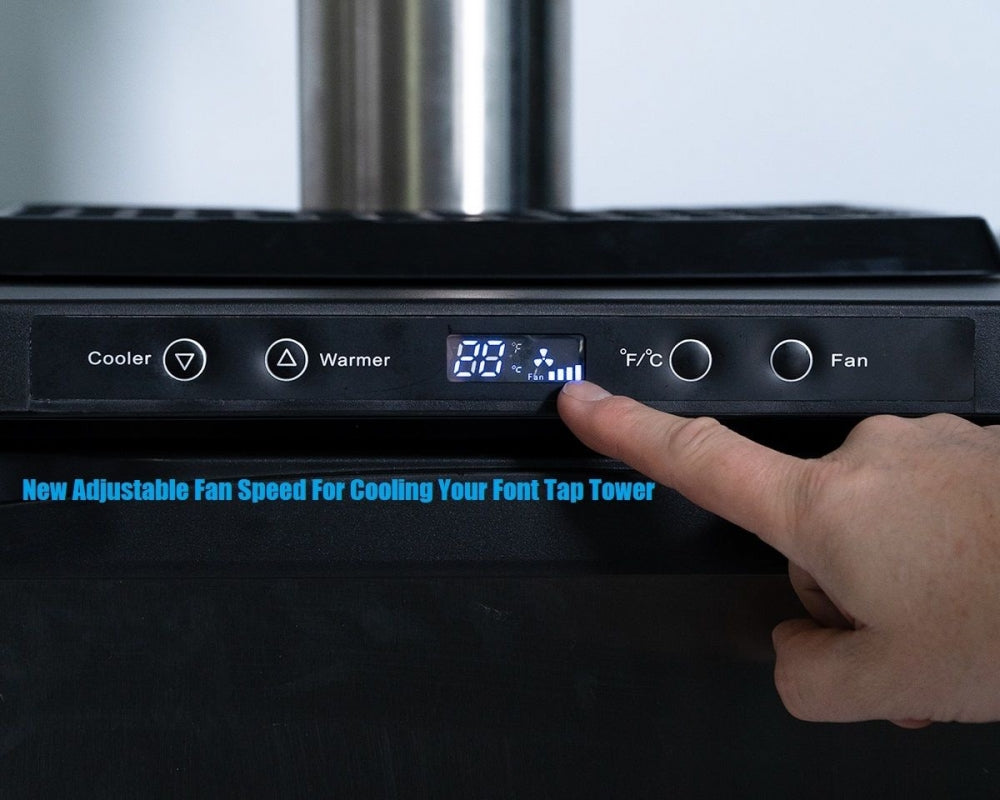 En hånd trykker på en knapp på kontrollpanelet til Keg King FasTap Edition KegMaster Series XL Kegerator, som har et digitalt temperaturdisplay og merkede knapper - ideelt for å holde fatøl kaldt og friskt på tappekranen.