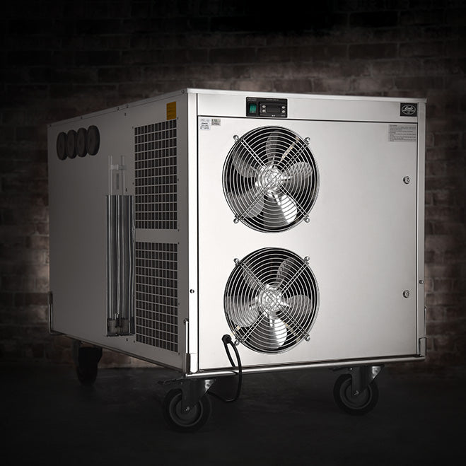 Lindr AS-450 Ultimate Green Line (Bestillingsvare) fra Lindr er en stor industriell avfukter med to frontvifter, metallhus, sideventiler og fire hjul - med en robust design mot en mørk bakgrunn.