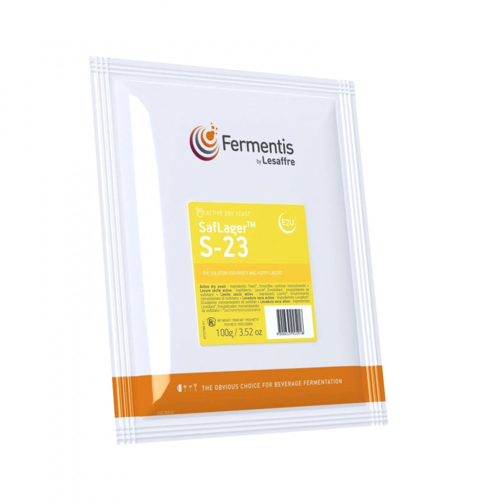 En 100 g-pakke med Fermentis SafLager S-23 (best før desember 2025), en aktiv tørrgjær med en undergjærende stamme, perfekt for brygging av pilsnerøl, med hvitt og gult varemerke.