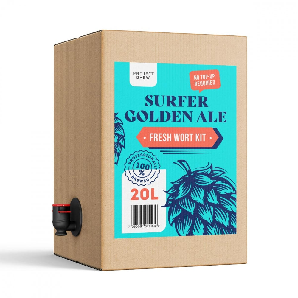 Et 20L Surfer Golden Ale - Fresh Wort Kit fra Project Brew, med tappekran og blå etikett dekorert med humleillustrasjoner og bryggedetaljer.