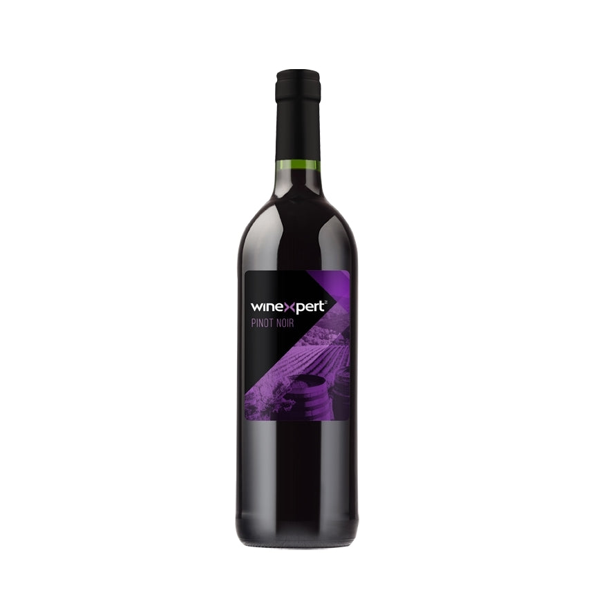 En flaske Winexpert Classic Vinsett Pinot Noir, California, med svart og lilla etikett, vises mot en vanlig hvit bakgrunn.