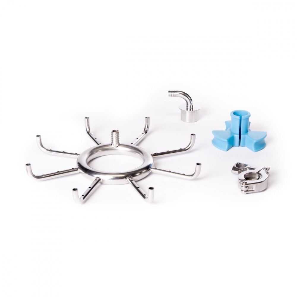 Et sett med Brewtools Sirkulasjonsmanifold S-deler til B40Pro, med en sentral sirkulær manifold med åtte armer, en blå kontakt, to klemmer og en vinklet kontakt - arrangert på en hvit bakgrunn.