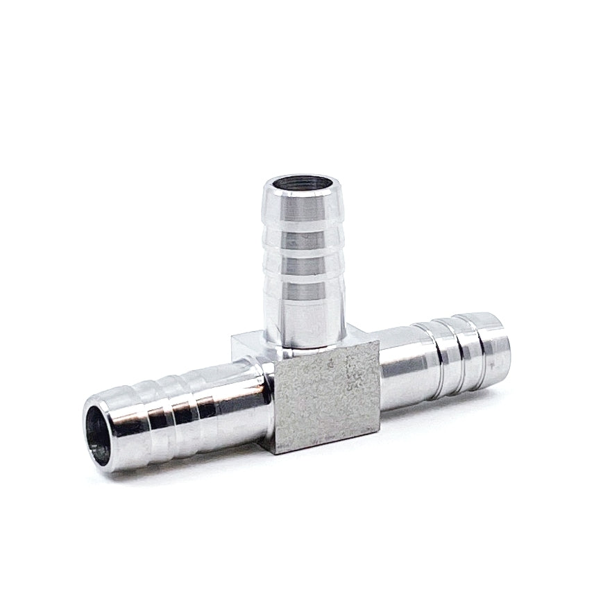 Brewshop T-Stykke 1/2" - Tee barb er en T-formet kobling laget av 304 rustfritt stål, med tre ribbede ender for sikker festing av fleksible slanger.