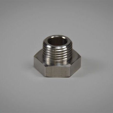 Blichmann BoilerMaker Kettle Bulkhead, et sekskantet metallbeslag med gjenger fra Blichmann, er vist mot en grå bakgrunn.