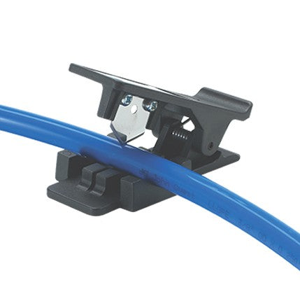 John Guest Tube-Cutter fra John Guest er plassert rundt en blå plastslange, klar til å skjære gjennom slangen.
