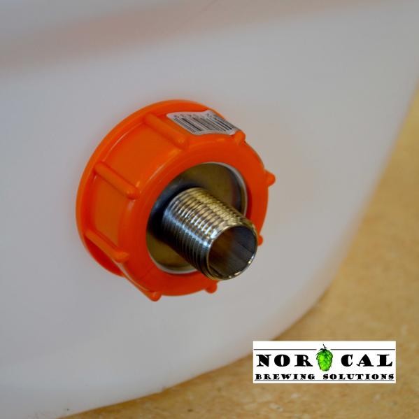 Nærbilde av en Norcal Speidel Fermenter 1/2" NPT-adapter festet til en plastbeholder med oransje hette; Norcal-logoen vises nederst i høyre hjørne.
