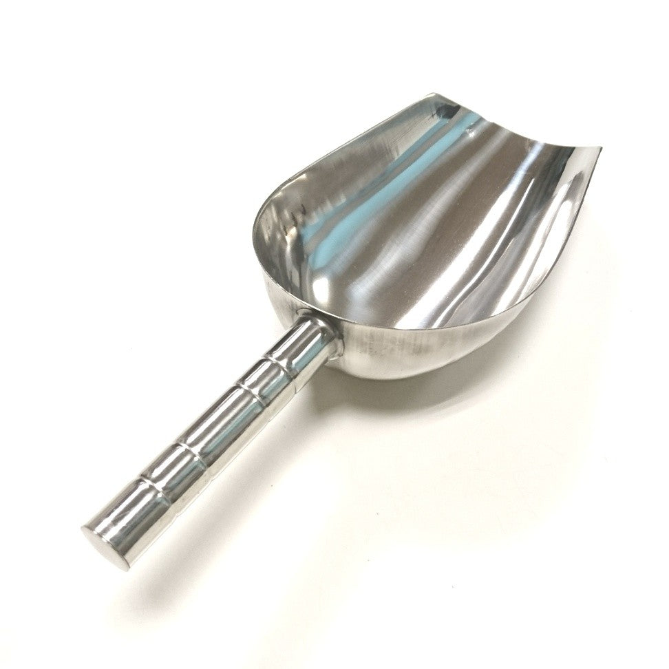 Brewshop Maltøse rustfritt stål, en øsen i rustfritt stål på 5 cm x 12 cm med avrundet håndtak og dyp skål, er vist på en hvit flate - en uunnværlig del av kjøkkenutstyret.