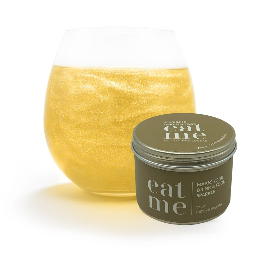 Bak Eco Lovers' Eat Me Glitter Gold 150 ml står en glitrende gulldrink, et vegansk, 100 % spiselig drikkeglitter som gir mat og drikke en blendende touch.