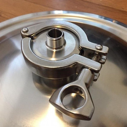 Nærbilde av en Brewshop CIP Roterende Vaskeball 1,5" TC x 1/2" NPT montert på et metallokk, ideell for sanitære tilkoblinger i bryggerier eller industrielle rengjøringssystemer for sprayballer.