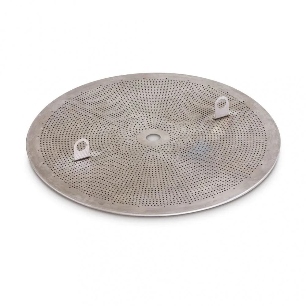 Grainfather G70 Top Grain Plate fra Grainfather er en rund, flat metallplate med mange små perforeringer og to oppreiste fliker, vist på en hvit bakgrunn.