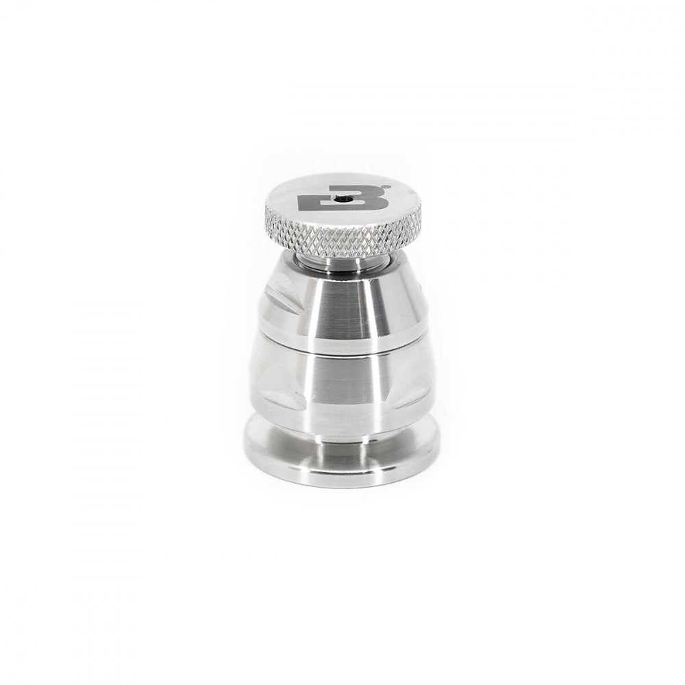 En metallisk, sylindrisk Mini Spunding Ventil, TC34 mm fra Brewtools med riflet hette og inngravert "B" på toppen vises mot en vanlig hvit bakgrunn.
