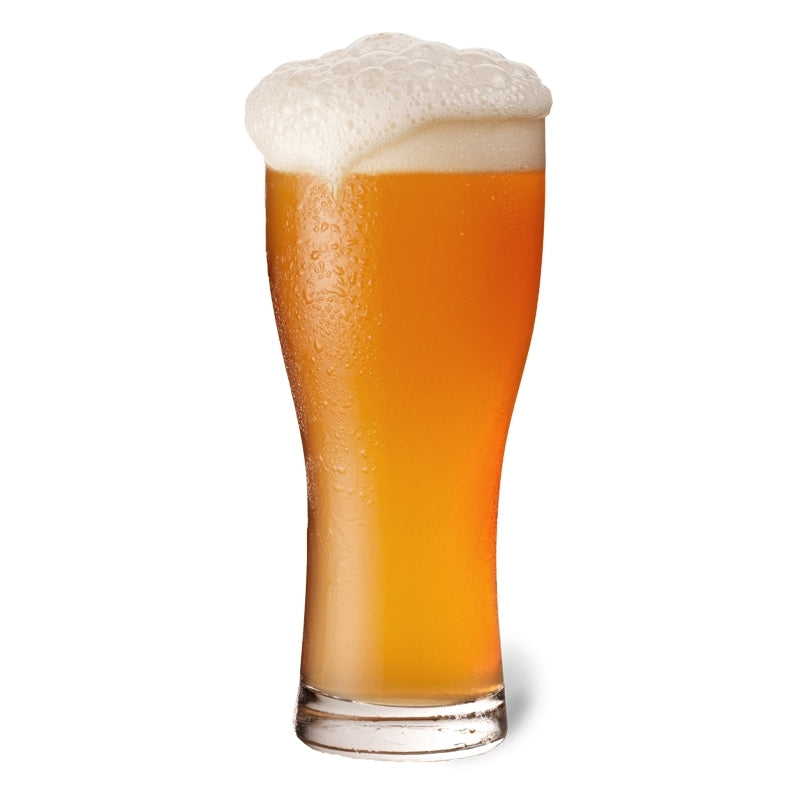 Et høyt glass Juicy Jane's New England IPA - allgrain ølsett fra Brewolution, med et skummende skum, brygget på hjemmeknust malt og kondens på glasset, mot en hvit bakgrunn.