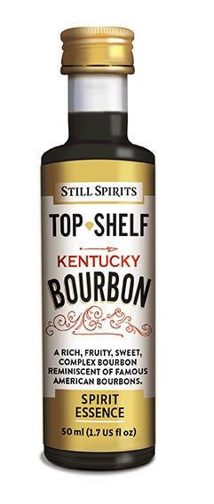 SS Top Shelf Kentucky Bourbon - 50 ml essens fra Still Spirits tilfører autentisk Kentucky bourbon-smak til hjemmelaget brennevin. Leveres i en liten flaske med svart kapsel og hvit etikett med tekst i gull, rødt og svart.