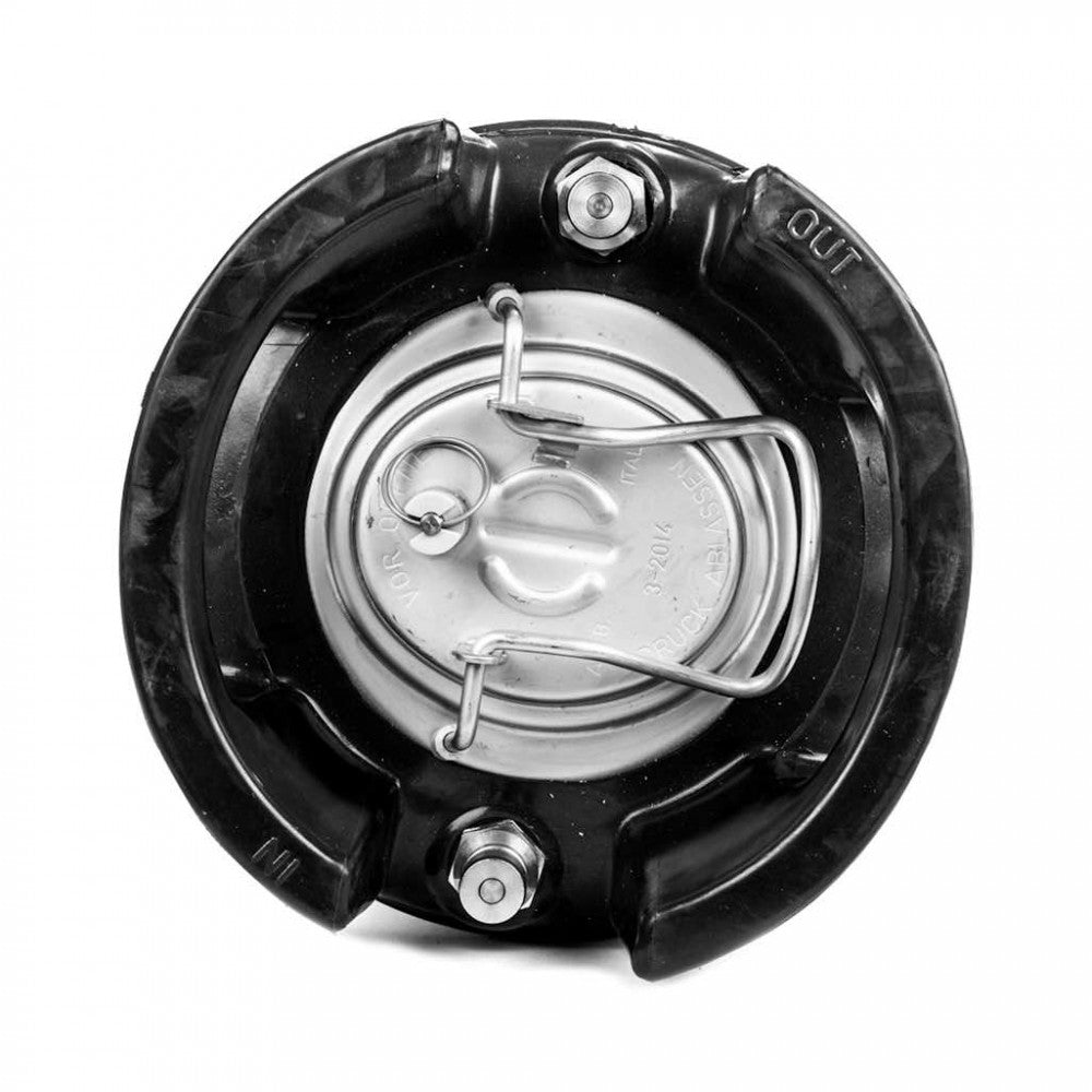 Nærbilde av toppen av en Corneliusfat 9L fra AEB - ball lock keg med sirkulært metallokk, låsemekanisme og merkede IN/OUT-tilkoblinger - perfekt for hjemmebryggeri-oppsett. Merkevare: AEB.