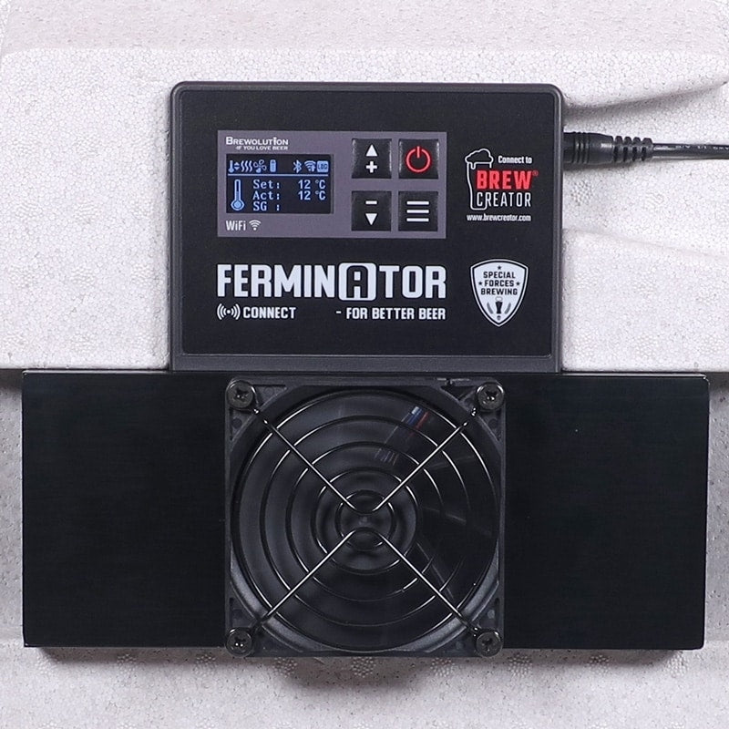 Brewolution Fercubator / Ferminator Connect Kjøle/Varmeenhet (med WiFi) har display, knapper, kjølevifte og WiFi for fjernkontroll - ideelt for presis styring av ølbryggingstemperaturen.
