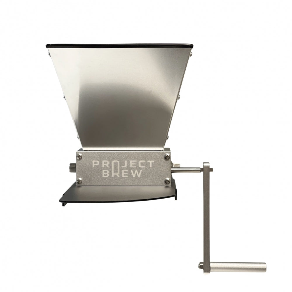 CrushMaster Maltmølle med to justerbare valser fra Project Brew, laget i rustfritt stål med håndsveiv og Project Brew-logo på fronten, vist mot hvit bakgrunn.