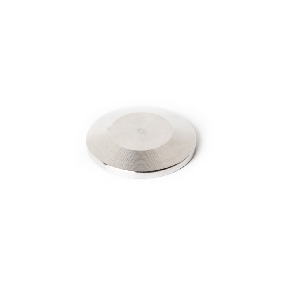 En rund, flat sølvskive - Brewshop Endelokk til 34 mm Tri-Clamp - laget av 304 rustfritt stål med børstet overflate, vist på en hvit bakgrunn.