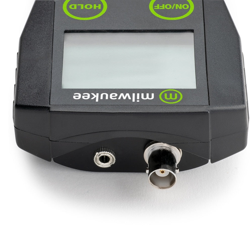 Nærbilde av Milwaukee MW102 PRO+ pH-meter med utskiftbar sonde, med digitalt display, HOLD- og ON/OFF-knapper, temperaturkompensasjon og to porter nederst.