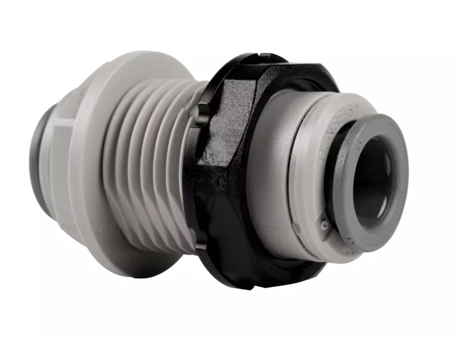 Nærbilde av en John Guest 5/16" Gjennomføring, en grå korrugert kabelgjennomføring i plast med gjenget ende og låsemutter, designet for å sikre og beskytte kabler for effektiv installasjon.