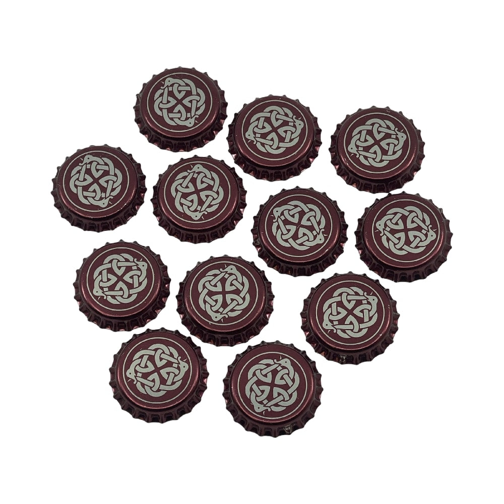 En løs klynge med tolv brune Brewshop 1000 stk korker 26 mm Ægir-flaskekorker med keltisk knutedesign i sølv og diskret Ægir-logo mot hvit bakgrunn.