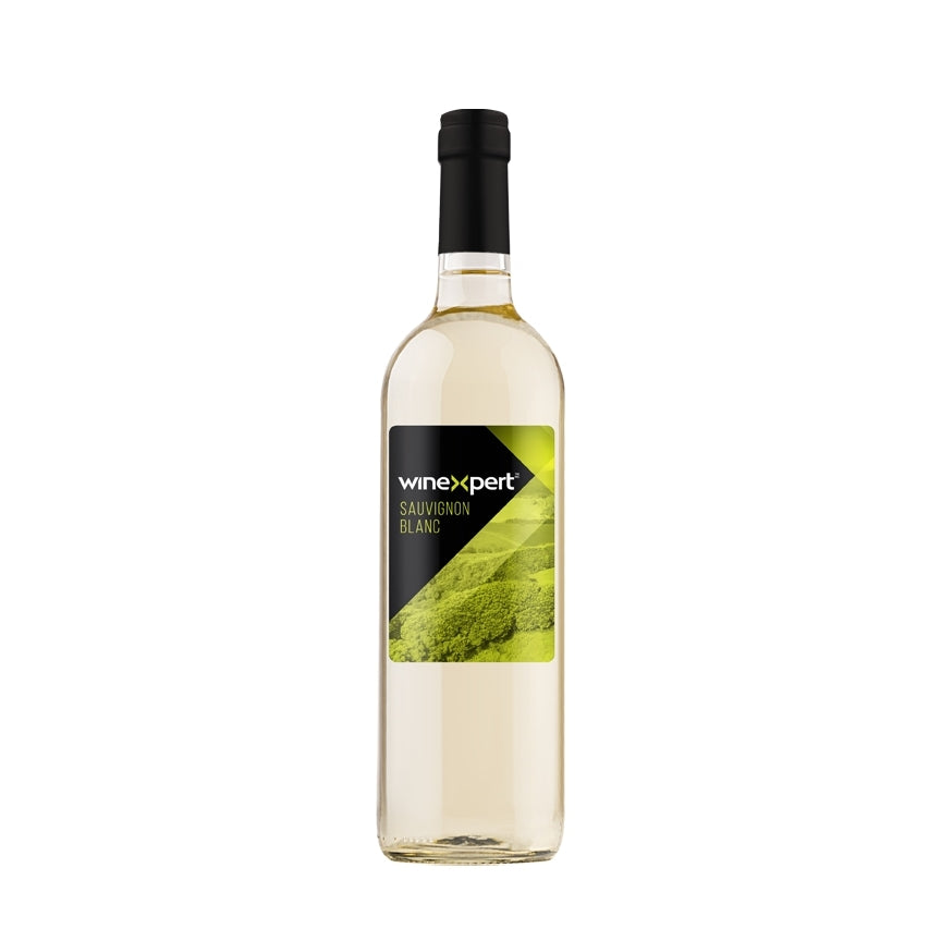 En flaske Winexpert Classic Vinsett Sauvignon Blanc (Chile) i klart glass med svart skrukork og en grønn etikett med bilder av vingården.
