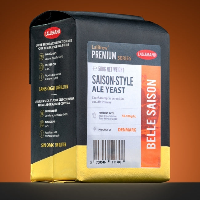 Lallemand LalBrew Belle Saison Yeast 500 g er utviklet for øl i saison-stil, med Diastaticus-aktivitet og retningslinjer for ekspertbruk. Emballasjen har oransje, hvitt og gult merke med detaljert produktinformasjon.