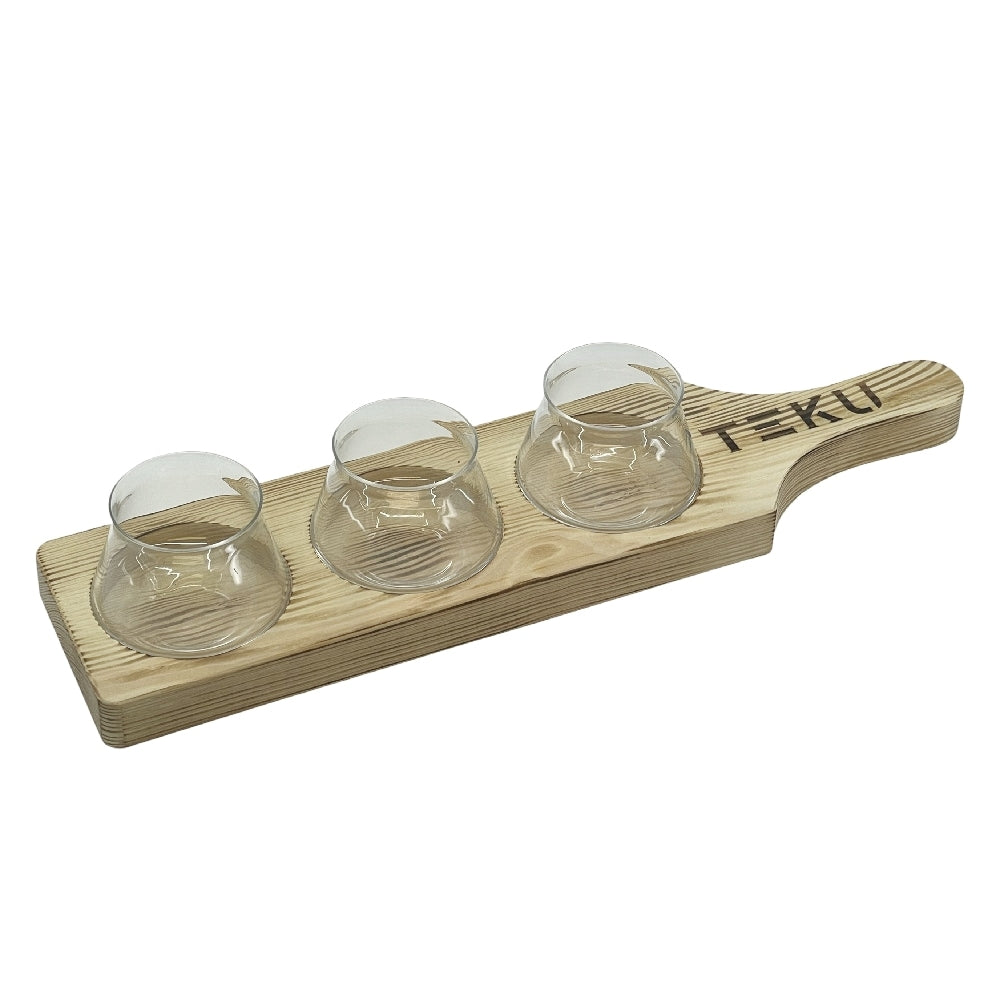 Rastal Teku Taster Flight Set - smaksglass og smaksplanke har en trepaddel med TEKU-gravering som holder tre Teku Taster-glass - ideelt for ølsmaking eller for å vise frem Rastal-samlingen din.
