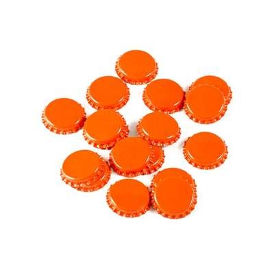 Et sett med Brewolution Korker 26mm oransje, 100 stk, er spredt på en hvit bakgrunn.