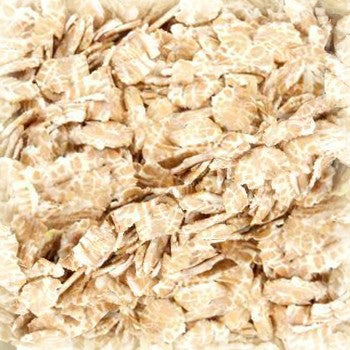 Et nærbilde av Flaket Hvete (5-9 EBC) 100G fra Castle Malting, som ofte brukes i ølbrygging for å forbedre tekstur og smak.