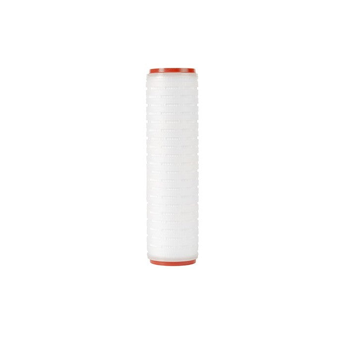 Brewshop Vaskbart filter 1 mikron er en sylindrisk vannfilterpatron med strukturerte sider og røde endestykker, designet for et 10" hus, vist oppreist mot en vanlig hvit bakgrunn.