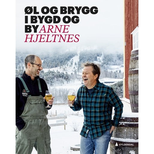 To menn ler med ølglass utendørs om vinteren ved en rød bygning og tønner, mens de feirer ølbrygging. Snødekte trær omgir dem. Norsk tekst refererer til "Øl og brygg i bygd og by - Arne Hjeltnes" fra Brewshop ovenfor.