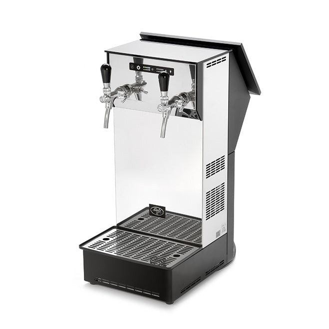 Lindr KONTAKT 60/K Vision Green Line tappetårn fra Lindr er en benkeautomat i rustfritt stål med to kraner, dryppbrett og sideventilasjon for effektiv og stilfull servering av drikkevarer.