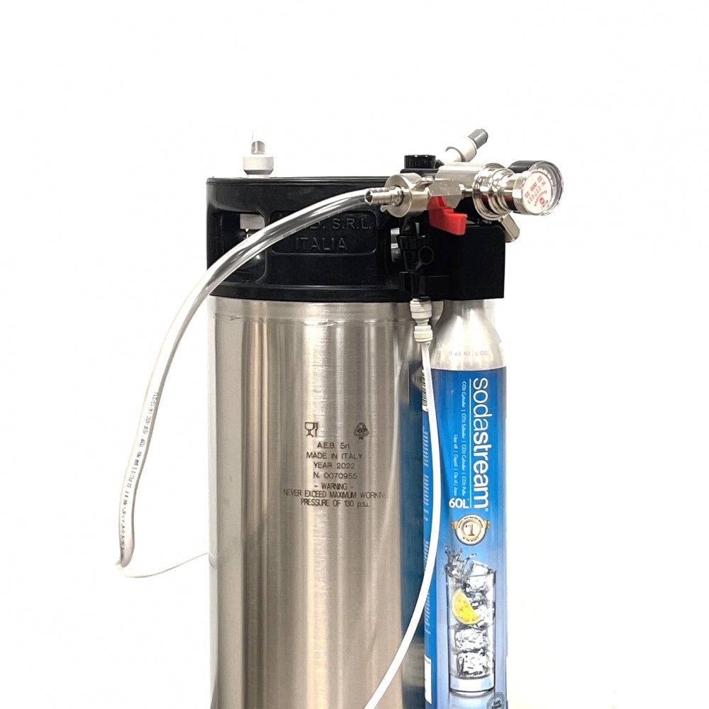 Hiwi Holder for Sodastream flaske, picnic ølslangesett og regulator er designet for 23L Corneliusfat og kobler sammen et brusrørsett og en SodaStream-kanne via en Hiwi-regulator og koblinger.