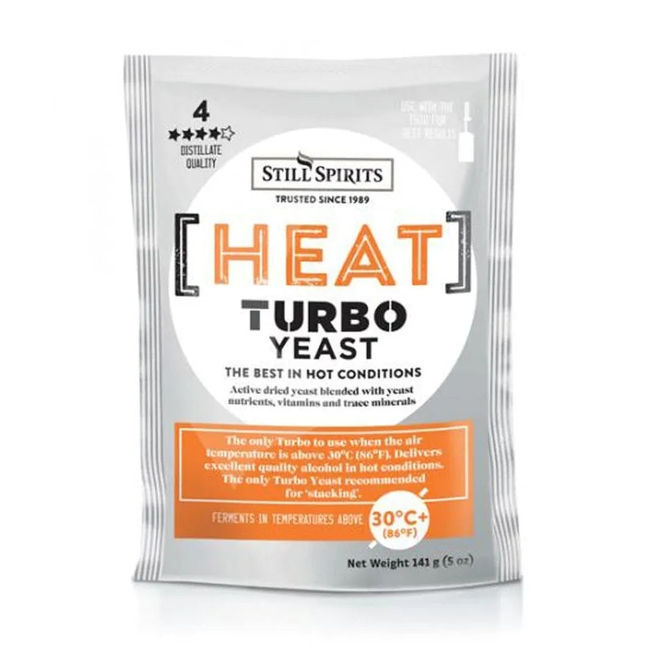 En 138 g pakke med Still Spirits Heat Turbo Yeast (turbogjær) fra Still Spirits, merket for gjæring over 30 °C, med produktinformasjon og instruksjoner på forsiden.