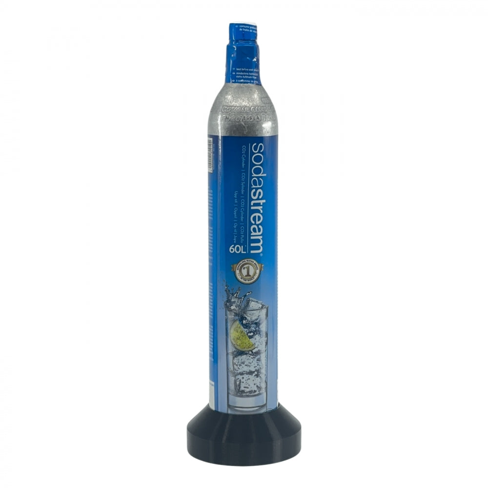 Brewshop Støttefot til Sodastream 425g flaske stabiliserer din SodaStream CO2-sylinder (60L) med en svart plastbase. Står oppreist på hvit bakgrunn. Perfekt med 3D-printet Norge-design for å unngå veltende flasker.