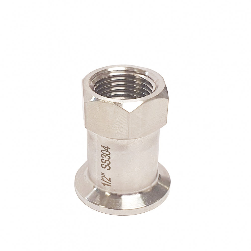 En 34 mm Tri-Clamp x 1/2" FPT (hunn) fitting fra Brewshop, laget av 304 rustfritt stål, er vist mot en hvit bakgrunn.