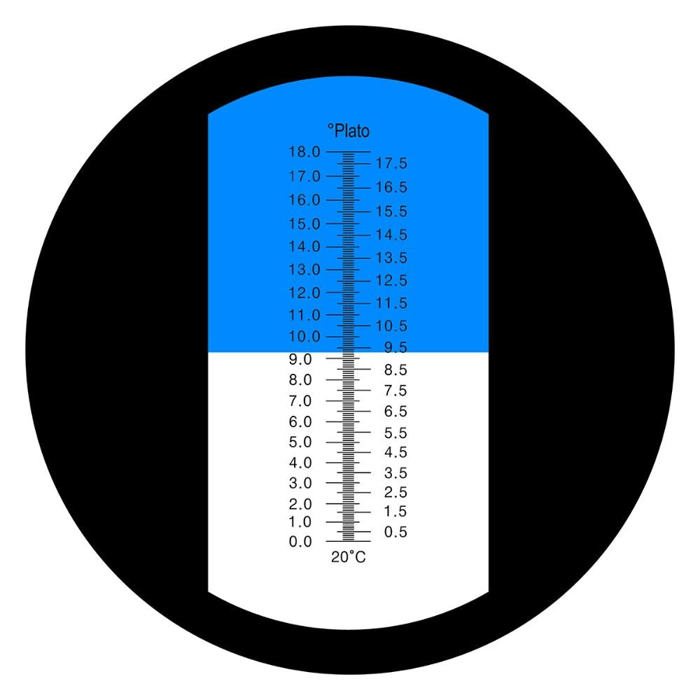 Brewshop Refraktometer for ølbrygging (0-18 °Plato) måler sukkerinnholdet i vørteren; ved 13° Plato viser skalaen blått over og hvitt under, noe som indikerer måling ved 20 °C.