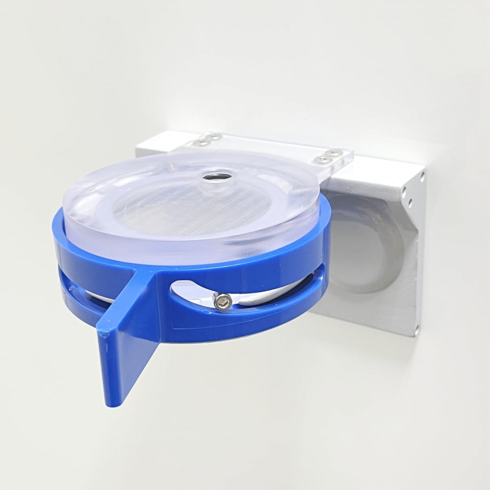 Tapcooler Nanocanner IM - Boksfyller fra Tapcooler er en veggmontert enhet med et sirkulært, gjennomsiktig lokk og en blå plastdel, ideell for dispensering eller oppbevaring av opprullet materiale under fylling av ølbokser.